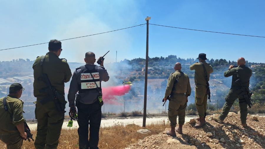 اخلاء معسكر عتصيون شمالي الخليل عقب اندلاع حريق بالمكان